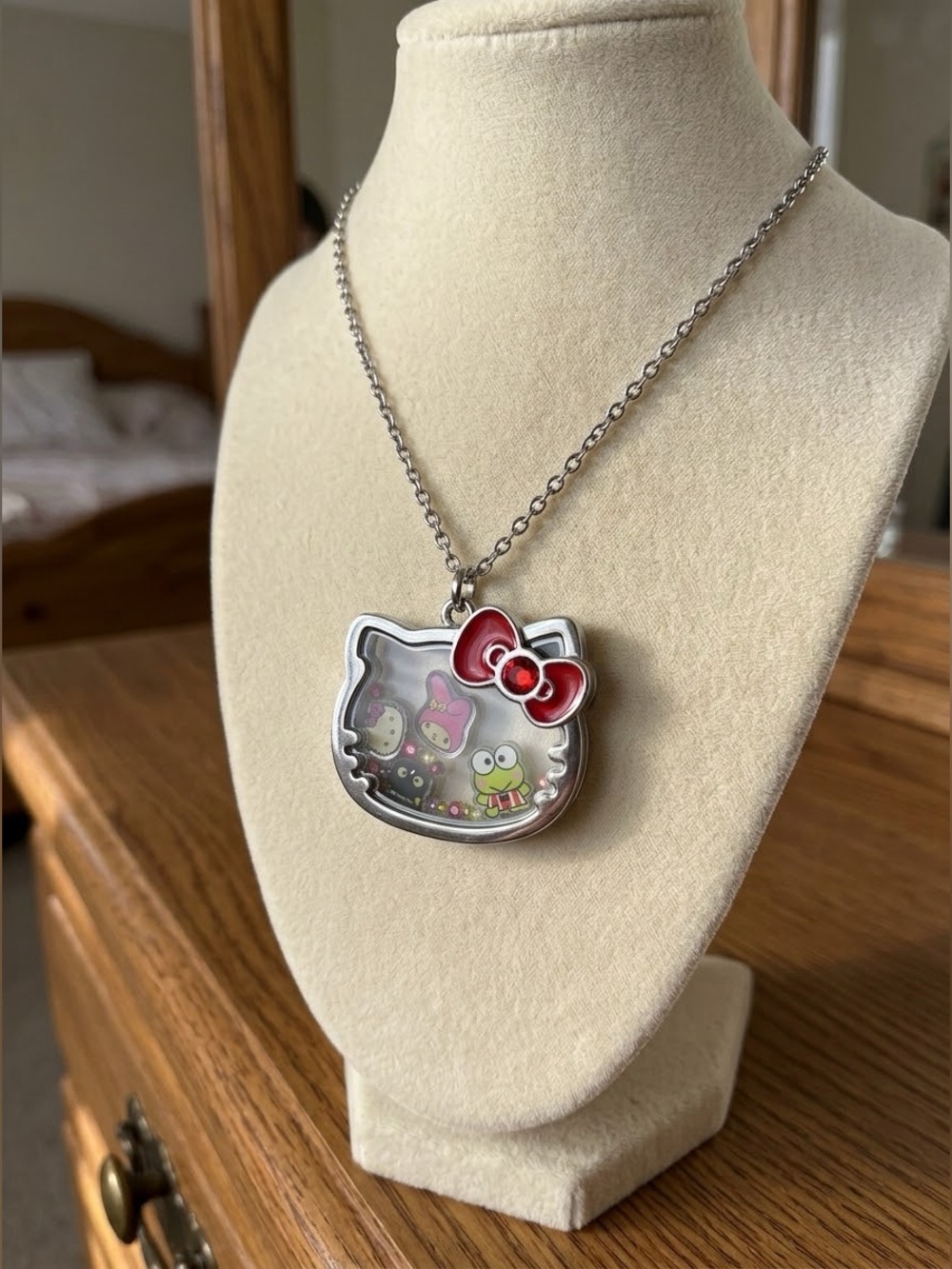 Sanrio Hello Kitty Friends Floating Charm Shaker Pendant Necklace Silver Y2K
